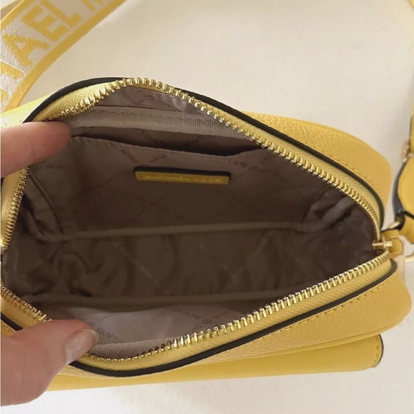 New Michael Kors Maisie Small 2-in-1 Camera Crossbody Leather Golden Yellow - Picture 6 of 6